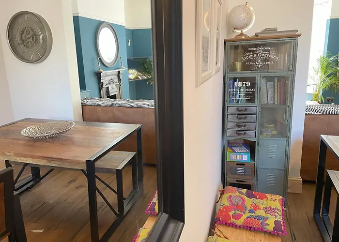 Stylish 5-Bedroom House Near Tunnels Beach