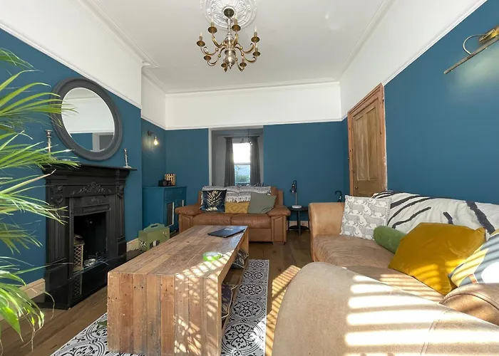 Stylish 5-Bedroom House Near Tunnels Beach