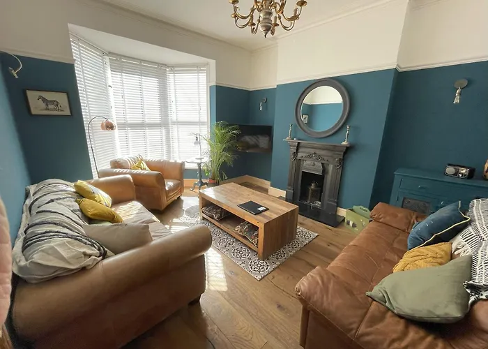 Stylish 5-Bedroom House Near Tunnels Beach