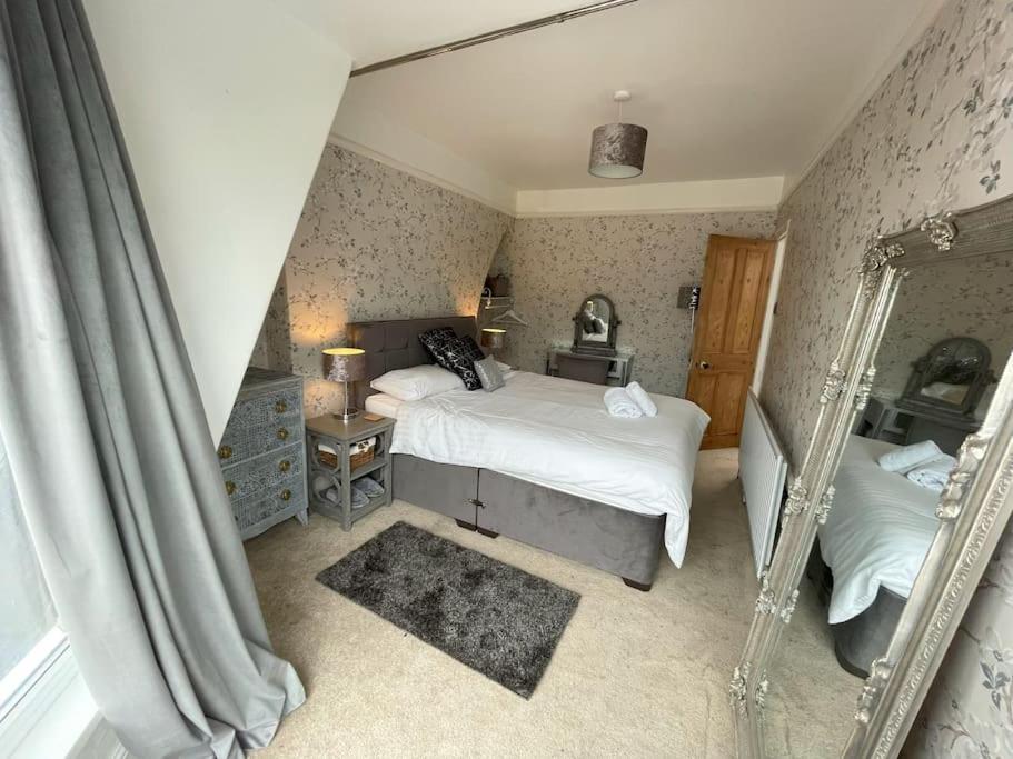 Stylish 5-bedroom House Near Tunnels