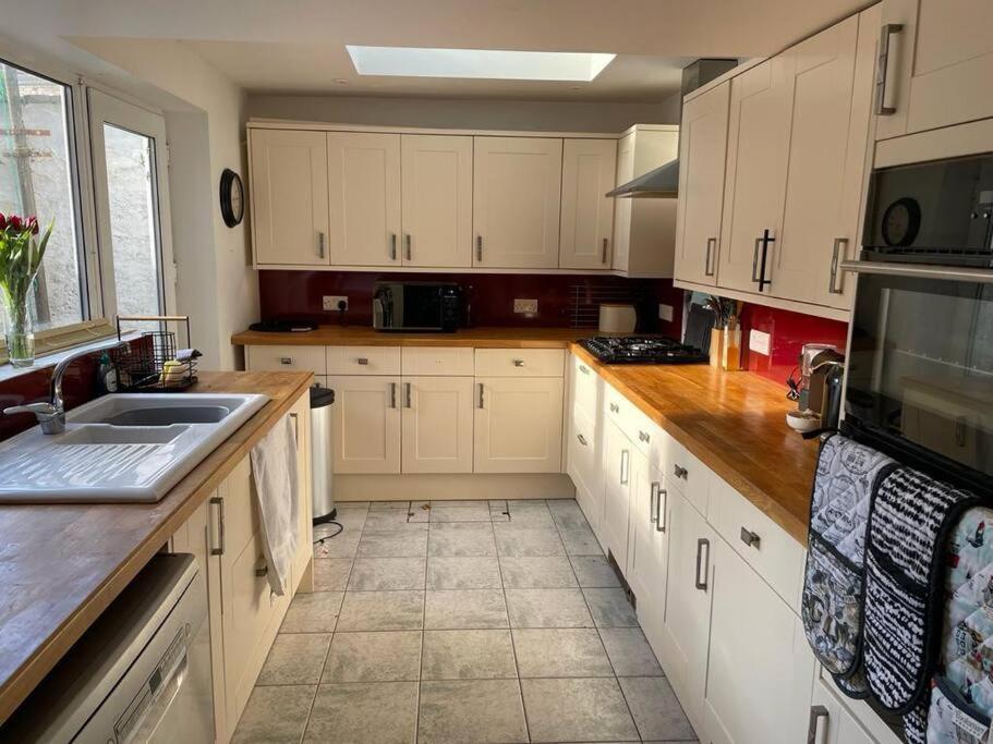 Holiday home Stylish 5-bedroom House Near Tunnels