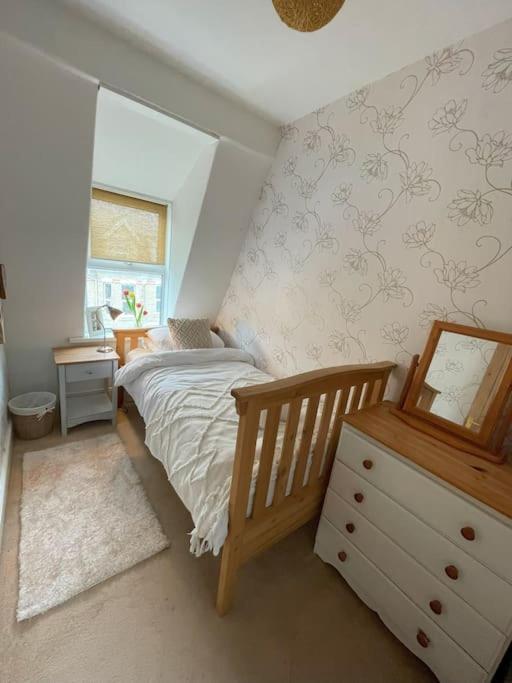 Stylish 5-bedroom House Near Tunnels