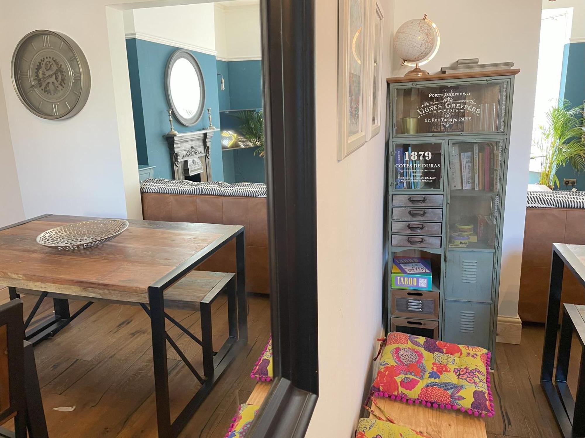 Stylish 5-bedroom House Near Tunnels *