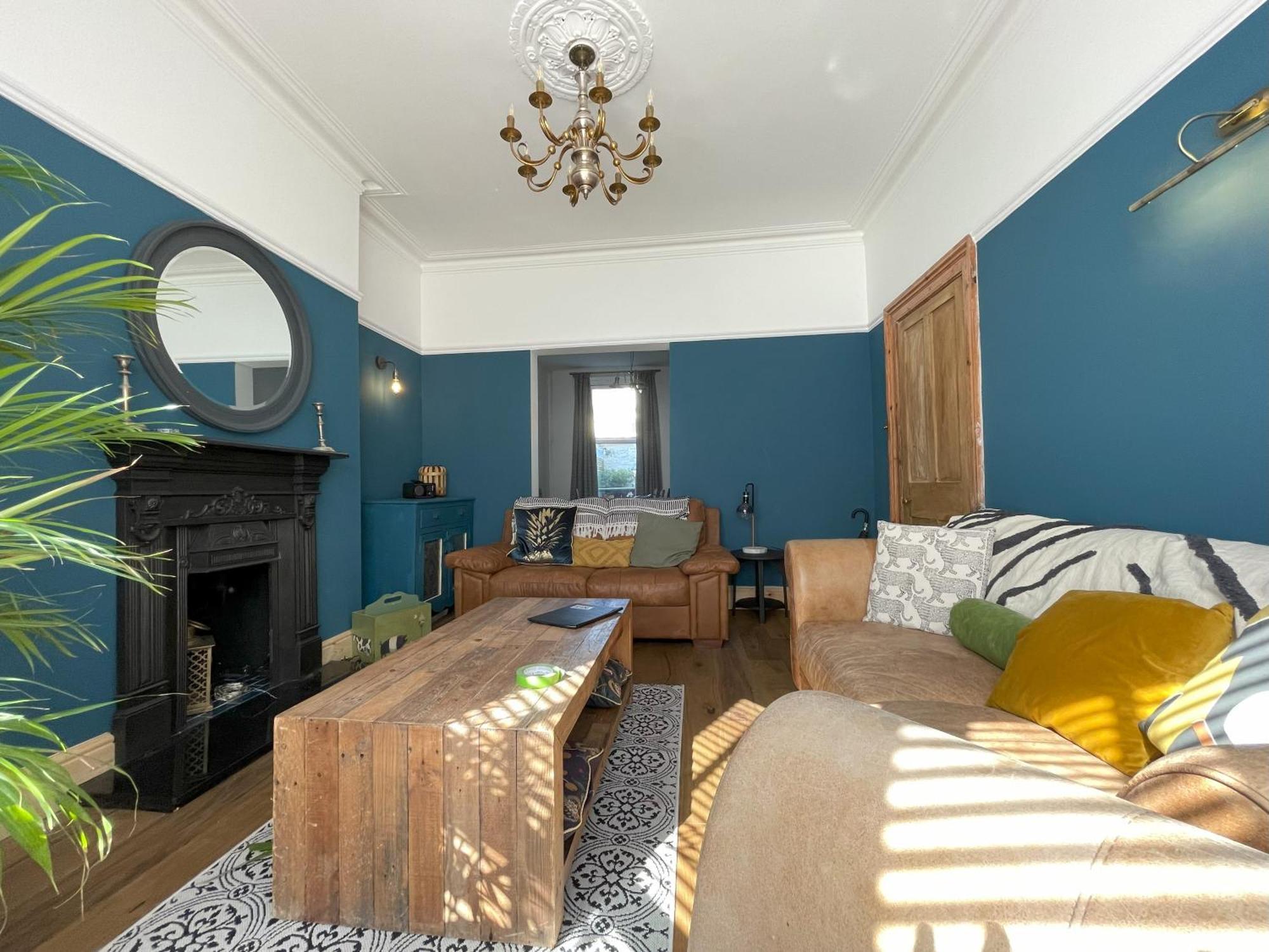 Stylish 5-bedroom House Near Tunnels