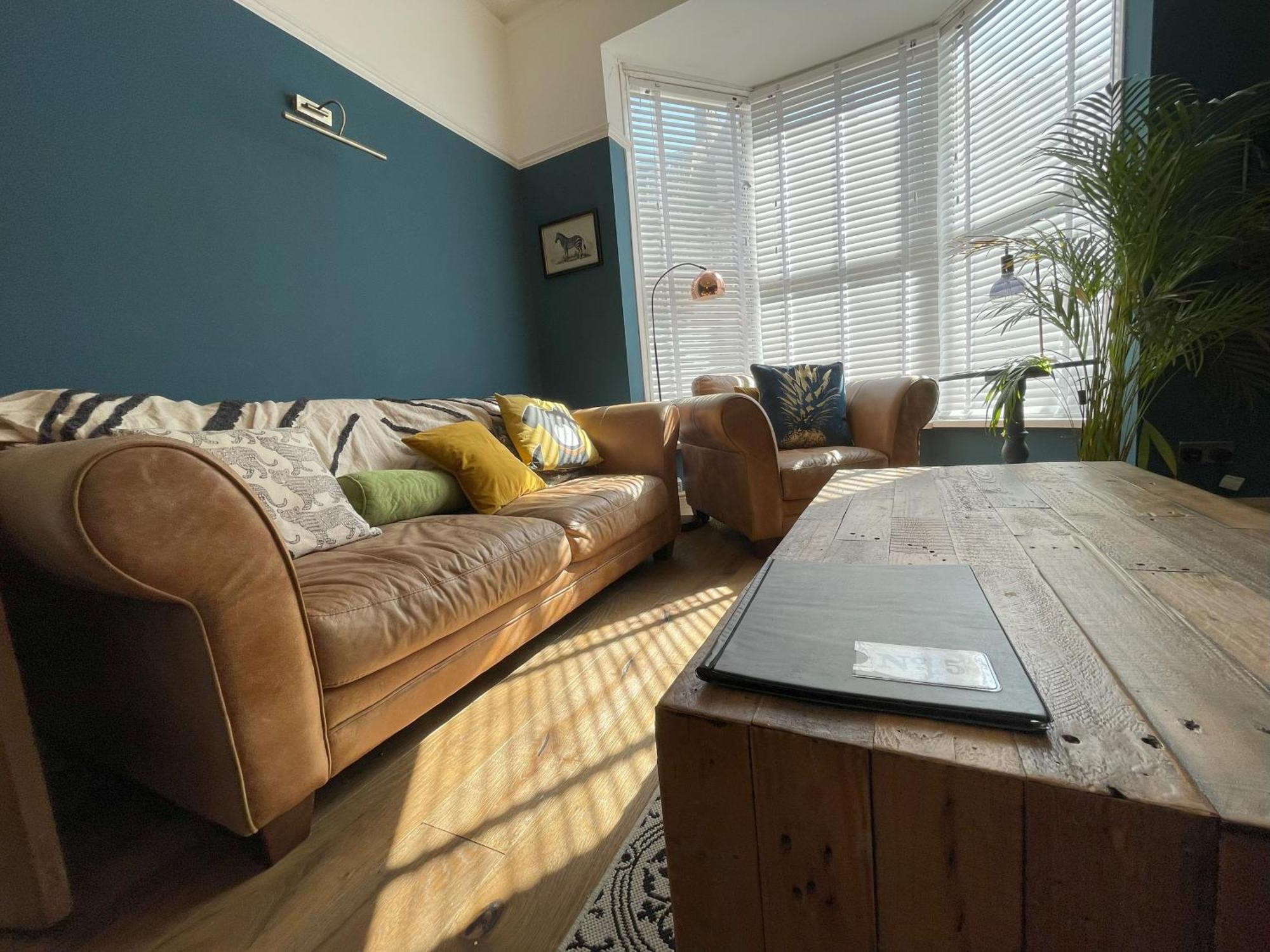 Stylish 5-bedroom House Near Tunnels Holiday home