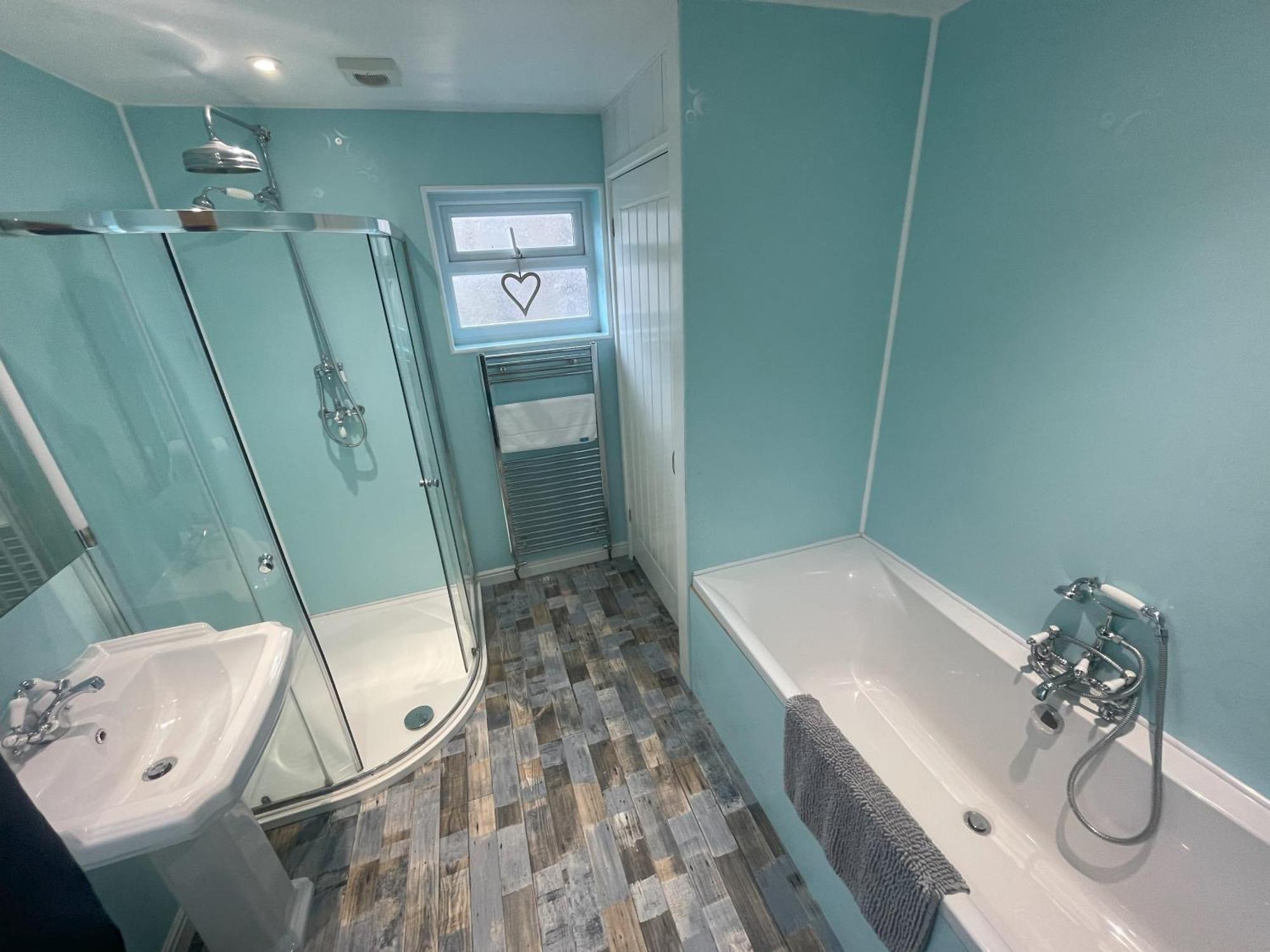 Stylish 5-bedroom House Near Tunnels Holiday home Ilfracombe